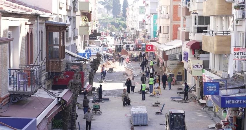 İzmir Büyükşehir Belediye Başkanı Cemil Tugay, Bayraklı Sevgi Yolu'nda devam