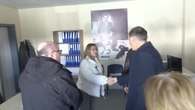 İzmir Büyükşehir Belediye Başkanı Cemil Tugay, Pako Bakımevi’ni ziyaret ederek,