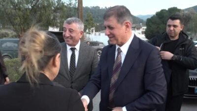 İzmir Büyükşehir Belediye Başkanı Cemil Tugay, Güzelbahçe'de düzenlenen iftarda yurttaşlarla