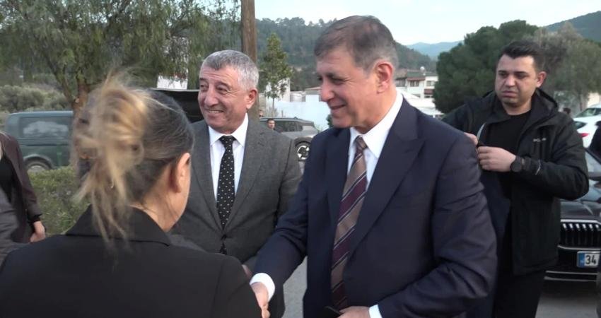 İzmir Büyükşehir Belediye Başkanı Cemil Tugay, Güzelbahçe'de düzenlenen iftarda yurttaşlarla