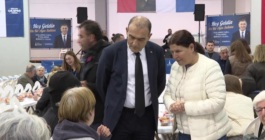 İzmir Büyükşehir Belediyesi iftar sofrasını bu kez Foça’da kurdu. Programa