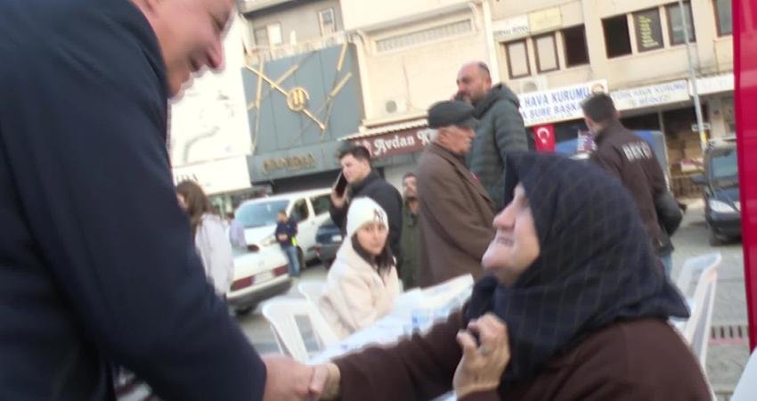 İzmir Büyükşehir Belediyesi’nden 14 Mart Tıp Bayramı’nda Bergama’da iftar sofrası İzmir Büyükşehir Belediye Başkanı Cemil Tugay, Bergama’da kurulan iftar sofrasında