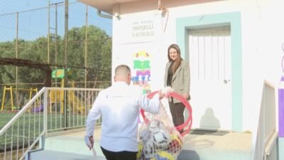 İzmir Büyükşehir Belediyesi’nin okullara yönelik spor malzemesi desteği sürüyor. Kentin