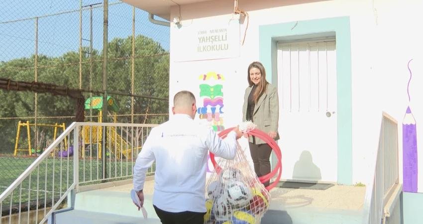 İzmir Büyükşehir Belediyesi’nin okullara yönelik spor malzemesi desteği sürüyor. Kentin