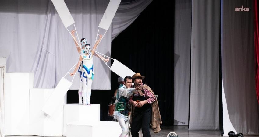 İzmir Büyükşehir Şehir Tiyatroları, "Don Kişot–Çağdaş Bir Masal" oyununu, Torbalı’da