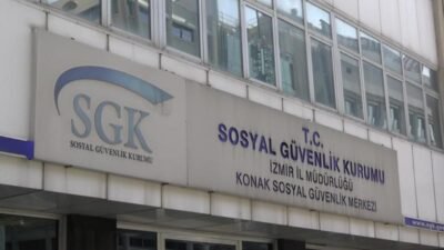 İzmir Emekliler Platformu üyeleri, "Bu maaşla hayat sürmez" sloganıyla SGK