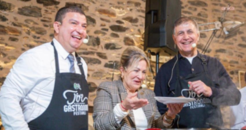 İzmir Büyükşehir Belediye Başkanı Cemil Tugay, Tire Belediyesi tarafından kente