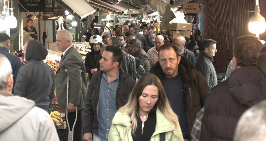 Ramazan Bayramı arifesinde İzmir’in en önemli alışveriş noktalarından Havra Sokağı’nda