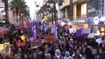 İzmir’de Feminist Gece Yürüyüşü: “Gericilik kadınların hayatına karışıyor. Gericiliğe teslim olmayacağız, hayatlarımızdan elinizi çekin” İzmir’de 8 Mart Dünya Emekçi Kadın Günü'nde düzenlenen "Feminist Gece
