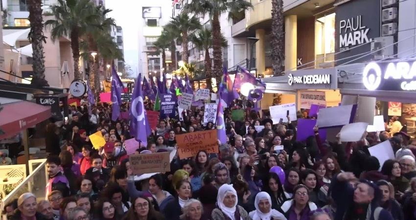İzmir’de Feminist Gece Yürüyüşü: “Gericilik kadınların hayatına karışıyor. Gericiliğe teslim olmayacağız, hayatlarımızdan elinizi çekin” İzmir’de 8 Mart Dünya Emekçi Kadın Günü'nde düzenlenen "Feminist Gece