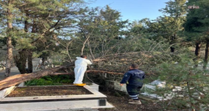 İzmir’de fırtınadan etkilenen mezarlıklarda bakım onarım çalışması yapıldı İzmir Büyükşehir Belediyesi, kentte etkili olan şiddetli yağış ve fırtınanın