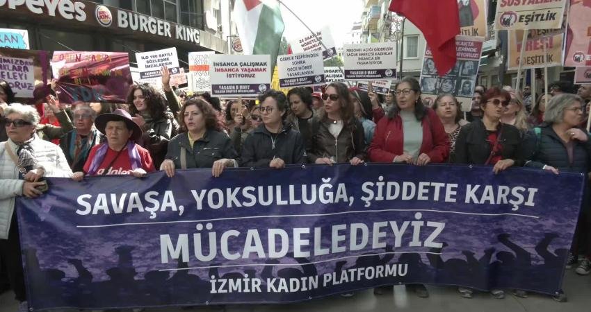 İzmir Kadın Platformu, önderliğinde kadın dernekleri, meslek kuruluşları ve siyasi