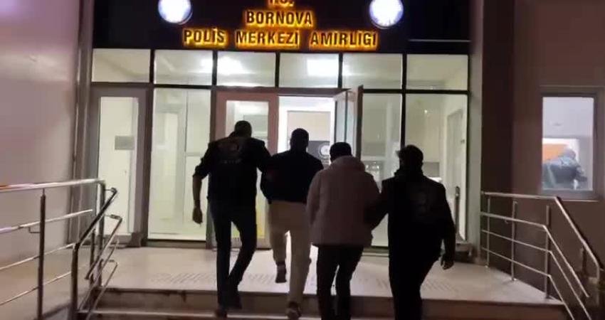 Bornova'da kendilerini polis olarak tanıtarak girdikleri evde iki kişiyi silahla