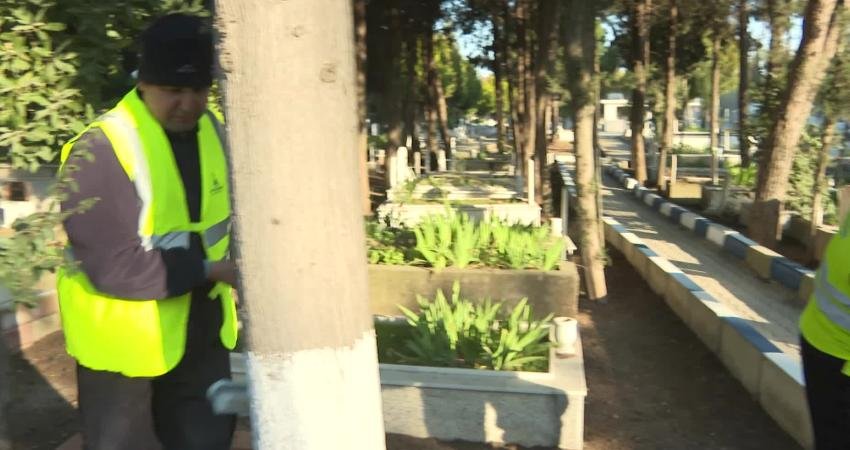 İzmir’de mezarlıklar Ramazan Bayramı’na hazırlanıyor İzmir Büyükşehir Belediyesi, Ramazan Bayramı öncesinde kent genelindeki mezarlıklarda bakım
