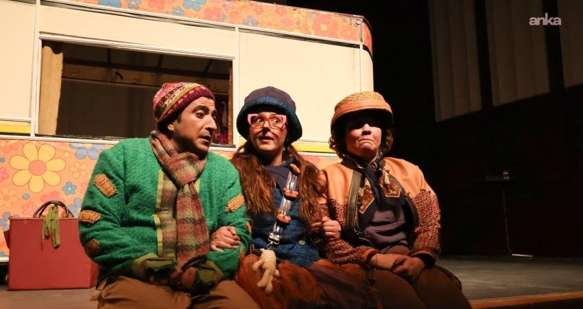 İzmir’de minikler Göbeklitepe’nin gizemli dünyasına yolculuk yaptı İzmir Büyükşehir Belediyesi iştiraki İzmir Kültür AŞ tarafından sahnelenen “Dünyanın