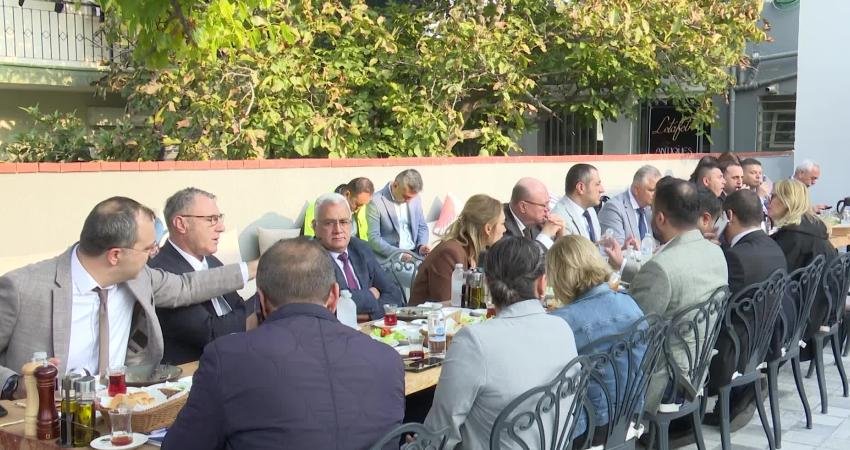 İzmir Büyükşehir Belediyesi, kent genelinde hizmet veren 1296 muhtar ile