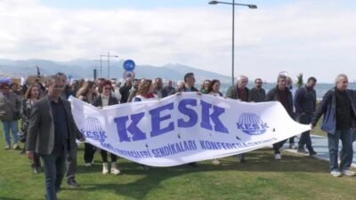 İzmir’de Nevruz kutlamaları yoğun katılımla Gündoğdu Meydanı’nda gerçekleştirildi. DEM Parti