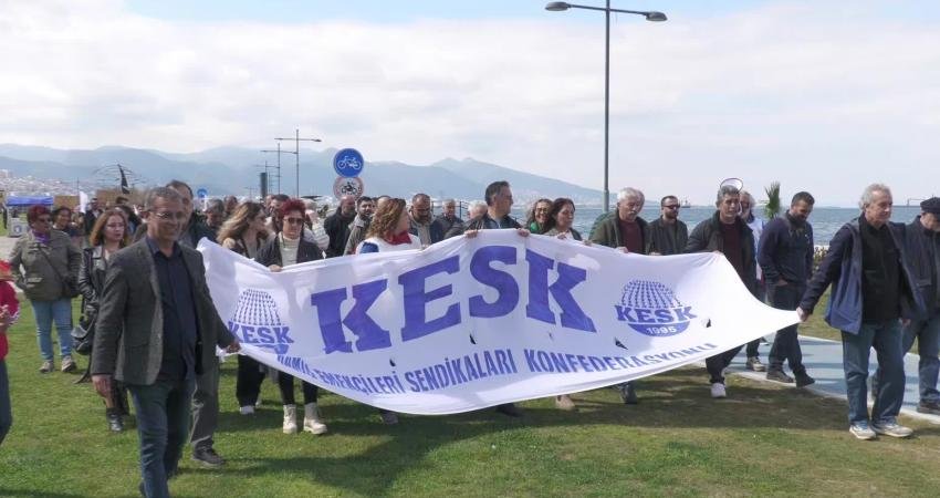 İzmir’de Nevruz kutlamaları yoğun katılımla Gündoğdu Meydanı’nda gerçekleştirildi. DEM Parti