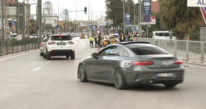 İzmir’de polis ekiplerinden Alsancak’ta bayram denetimi İzmir’de Ramazan Bayramı dolayısıyla alınan güvenlik tedbirleri kapsamında, İl Emniyet