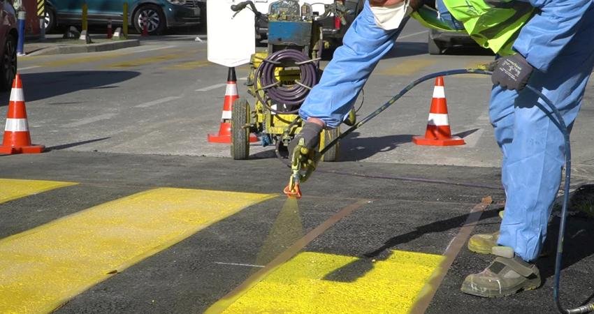 İzmir Büyükşehir Belediyesi, Vasıf Çınar Bulvarı’nda yayaların güvenliğini artırmak için