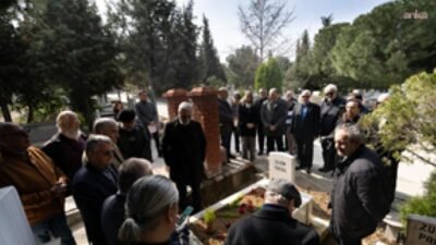 Gazeteci Okan Yüksel, ölümünün birinci yılında mezarı başında anıldı. İzmir Büyükşehir