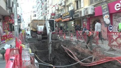 İzmir’in en yoğun bölgelerinden Alsancak’ta yağmur sularının yarattığı taşkınlar ve
