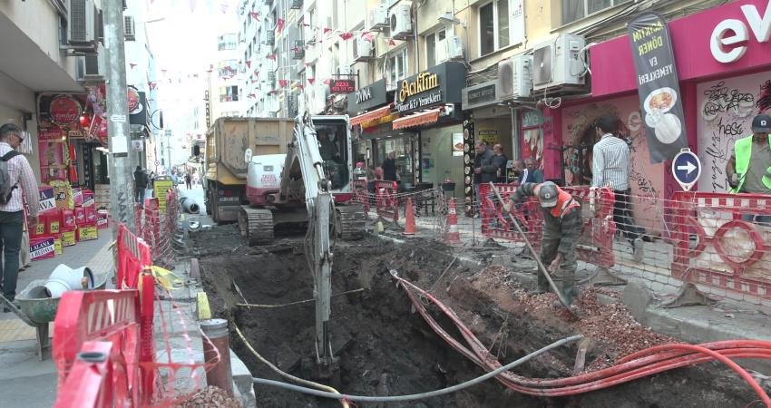 İzmir’in en yoğun bölgelerinden Alsancak’ta yağmur sularının yarattığı taşkınlar ve