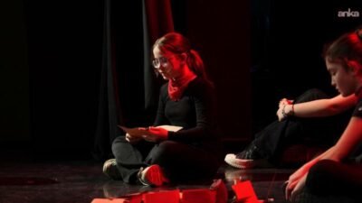 Kadıköy Belediyesi Halis Kurtça Çocuk Kültür Merkezi’nde sahnelenen "Çanakkale’ye Mektuplar"