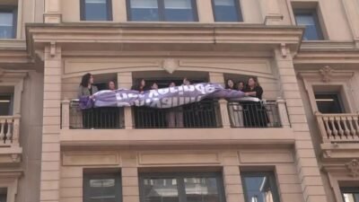 Kadınlar, Beyoğlu İstiklal Caddesi üzerinde bulunan İstanbul Barosu binasına “Evde,