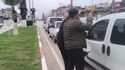 Osmaniye'nin Kadirli ilçesinde ellerinde davul ve zurnayla yoldan geçen vatandaşlarla