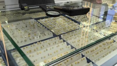 Osmaniye'de kuyumculuk yapan Hasan Şahindal, herkesin altın almaya geldiğini ancak