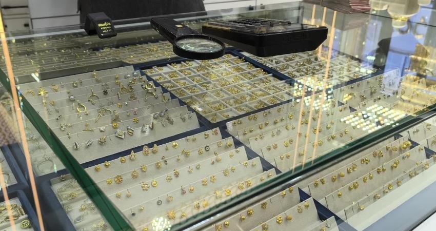 Osmaniye'de kuyumculuk yapan Hasan Şahindal, herkesin altın almaya geldiğini ancak