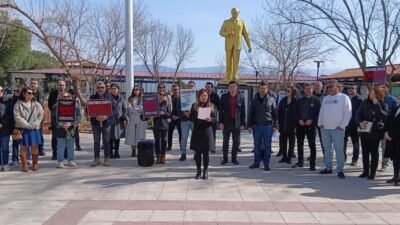 Eğitim-İş üyesi öğretmenler, öğretmen Fatma Nur Çelik’in bir öğrenci tarafından