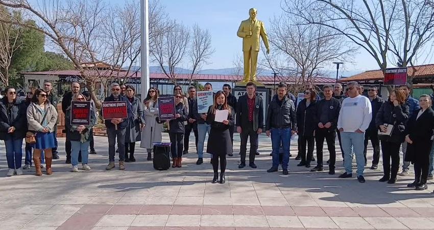 Eğitim-İş üyesi öğretmenler, öğretmen Fatma Nur Çelik’in bir öğrenci tarafından