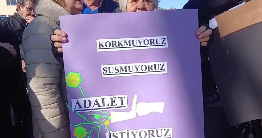 Karacasulu kadınlar 8 Mart’ta basın açıklamasında bir araya geldi HP Karacasu Kadın Kolları Başkanı Zeynep Kaya Güvendi, kadınların üretimde, karar