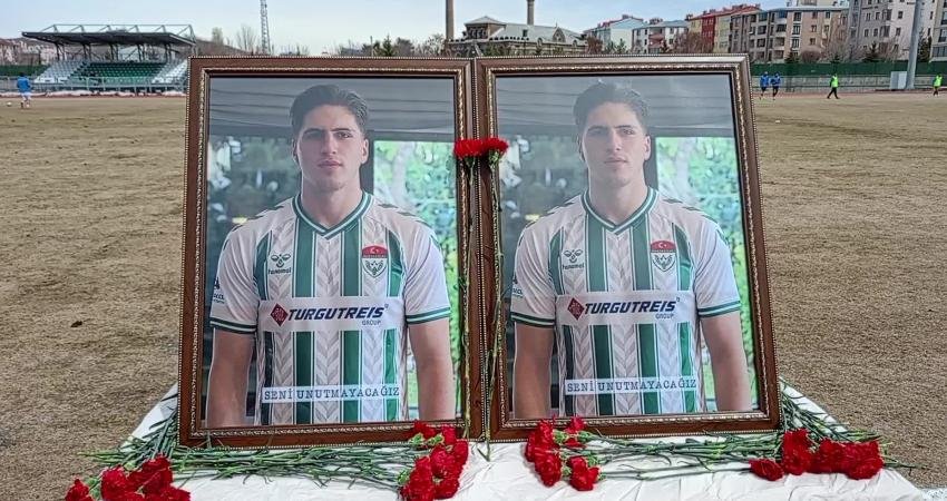 Kars 36 Spor Camiası, silahlı saldırıda öldürülen Kubilay Kaan Kundakçı’yı sahada andı İstanbul Ümraniye’de silahlı saldırıda hayatını kaybeden futbolcu Kubilay Kaan Kundakçı