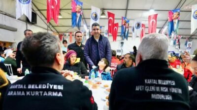 Kartal Belediyesi’nin Organik Çadır Etkinlik Alanı’nda düzenlediği iftar programında, Kartal