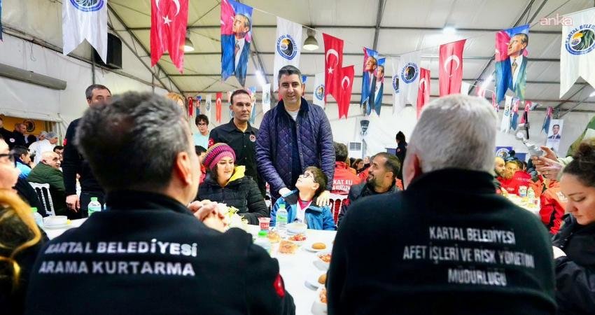 Kartal Belediyesi, afet ve arama kurtarma ekiplerini iftarda buluşturdu Kartal Belediyesi’nin Organik Çadır Etkinlik Alanı’nda düzenlediği iftar programında, Kartal