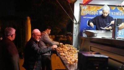 Kartal Belediyesi, Kadir Gecesi dolayısıyla ilçedeki camilerin önünde vatandaşlara lokma