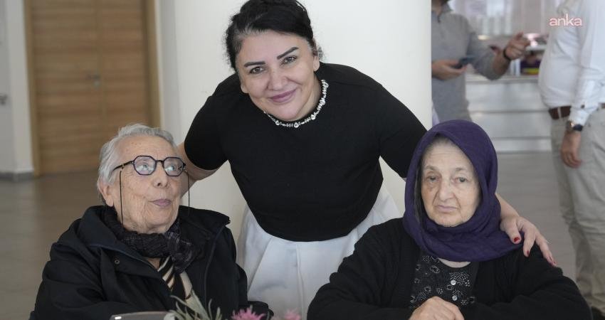 Kartal Belediyesi’nden Yaşlılara Saygı Haftası’nda huzurevi sakinlerine ziyaret Kartal Belediyesi heyeti, Yaşlılara Saygı Haftası dolayısıyla huzurevi sakinlerini ziyaret