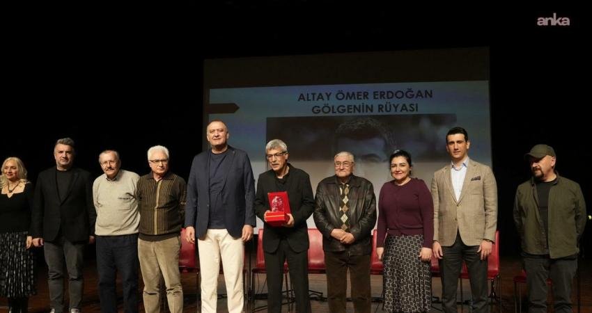 Kartal’da “10. Vedat Günyol Deneme Ödülleri” sahiplerine takdim edildi Türk edebiyatının seçkin yazarlarından Vedat Günyol’un anısını yaşatmak ve deneme