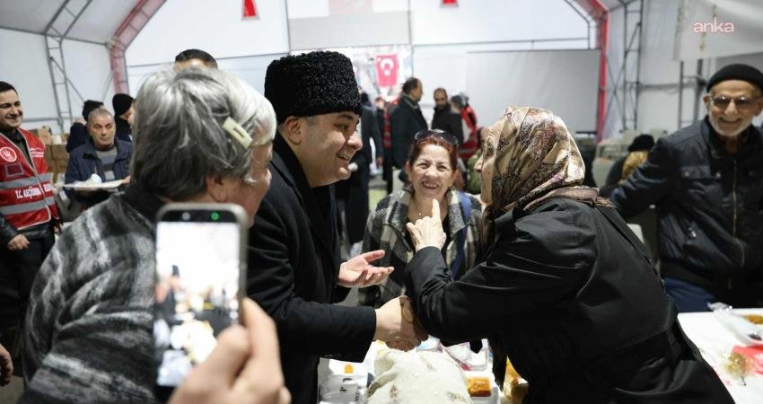 Keçiören Belediye Başkanı Mesut Özarslan, Fatih Stadı’nda kurulan iftar çadırında