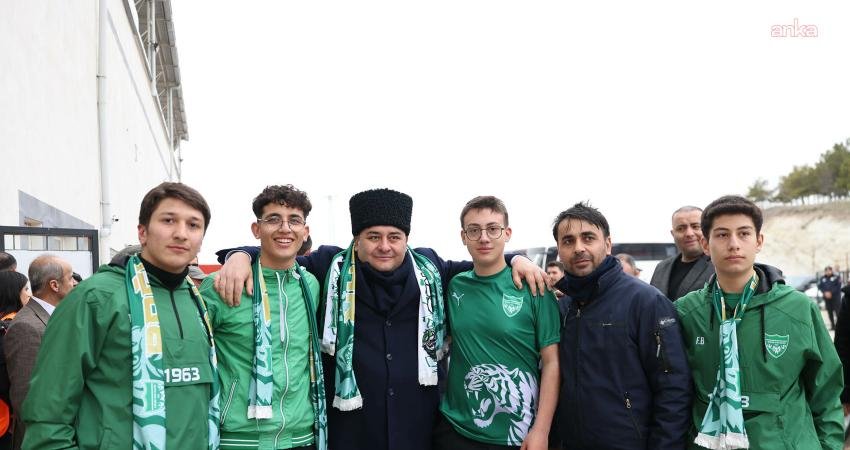 Keçiören Belediye Başkanı Özarslan’dan Bağlumspor’a tribünden destek Keçiören Belediye Başkanı Mesut Özarslan, Bölgesel Amatör Lig’de mücadele eden