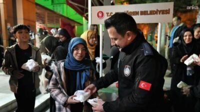 Keçiören Belediyesi, Kadir Gecesi'nde vatandaşlara kandil simidi ikram etti. 
