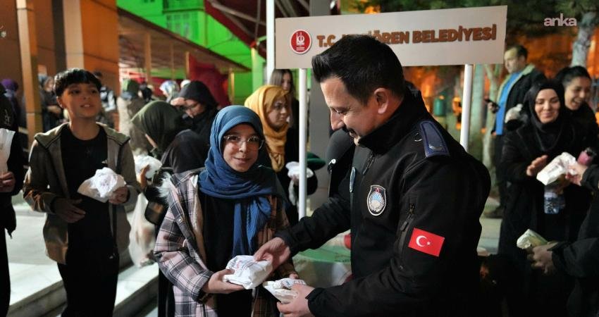 Keçiören Belediyesi, Kadir Gecesi'nde vatandaşlara kandil simidi ikram etti. 