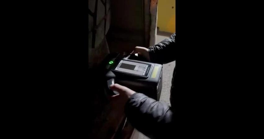 Kemalpaşa'da polis tarafından durdurulan bir kamyonette araç lastiklerinin içine gizlenmiş