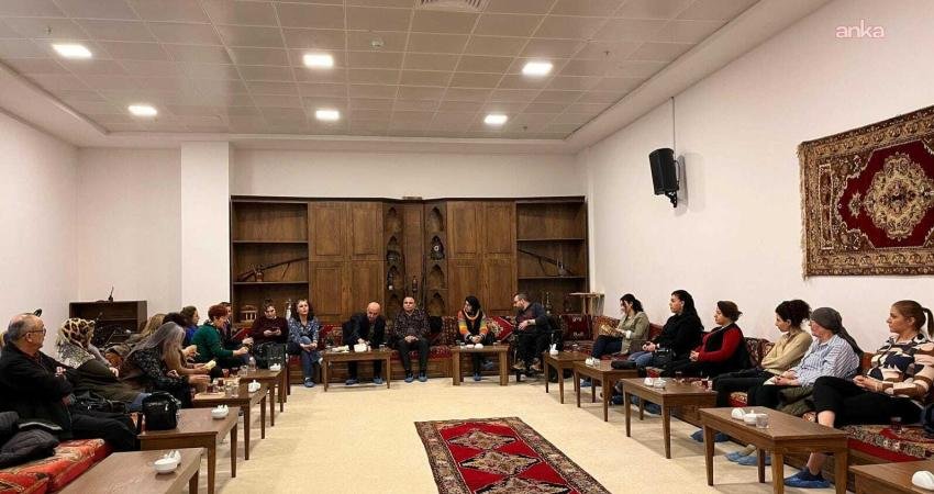 Kırşehir Belediyesi OkuYorum Kitap Topluluğu, “Bin Muhteşem Güneş”in kritiğini yaptı Kırşehir Belediyesi OkuYorum Kitap Topluluğu, mart ayı buluşmasında, Khaled Hosseini’nin