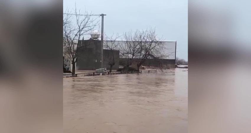 Kızıltepe’de sağanak sonrası ev ve iş yerlerini su bastı Mardin’in Kızıltepe ilçesinde etkili olan sağanak sonrası bazı ev, iş