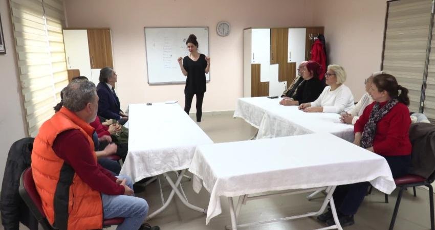 Konak Belediyesi’nin İleri Yaş Sağlıklı Yaşam Merkezi’nde devam eden işaret