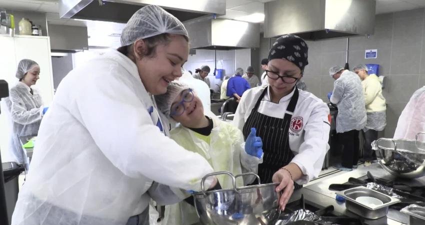 Konak’ta “Engelsiz Mutfak” atölyesi… Down sendromlu bireyler kek ve kurabiye yaptı Konak Belediyesi ve İzmir Konak Meslek Yüksekokulu iş birliğiyle, 21